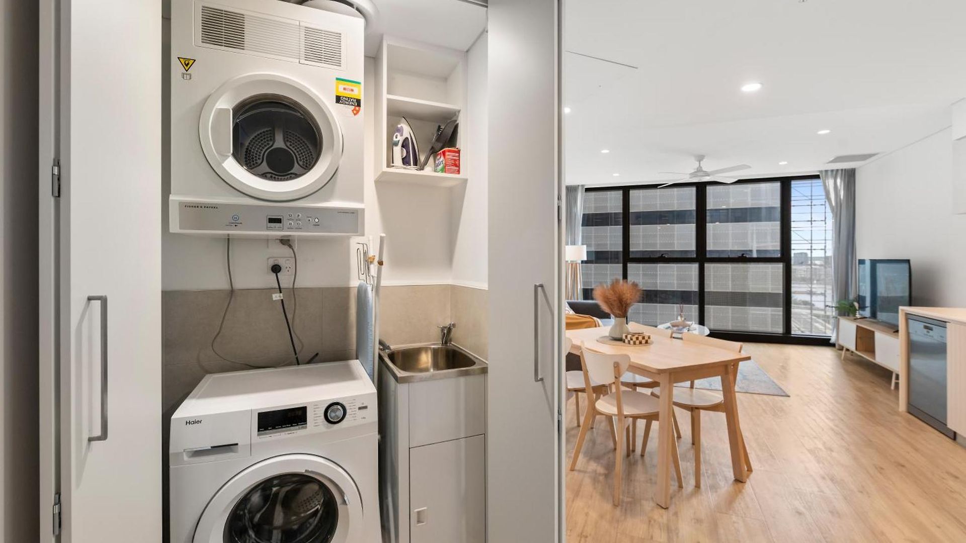 Centre Of At Riverfront Apartment *
