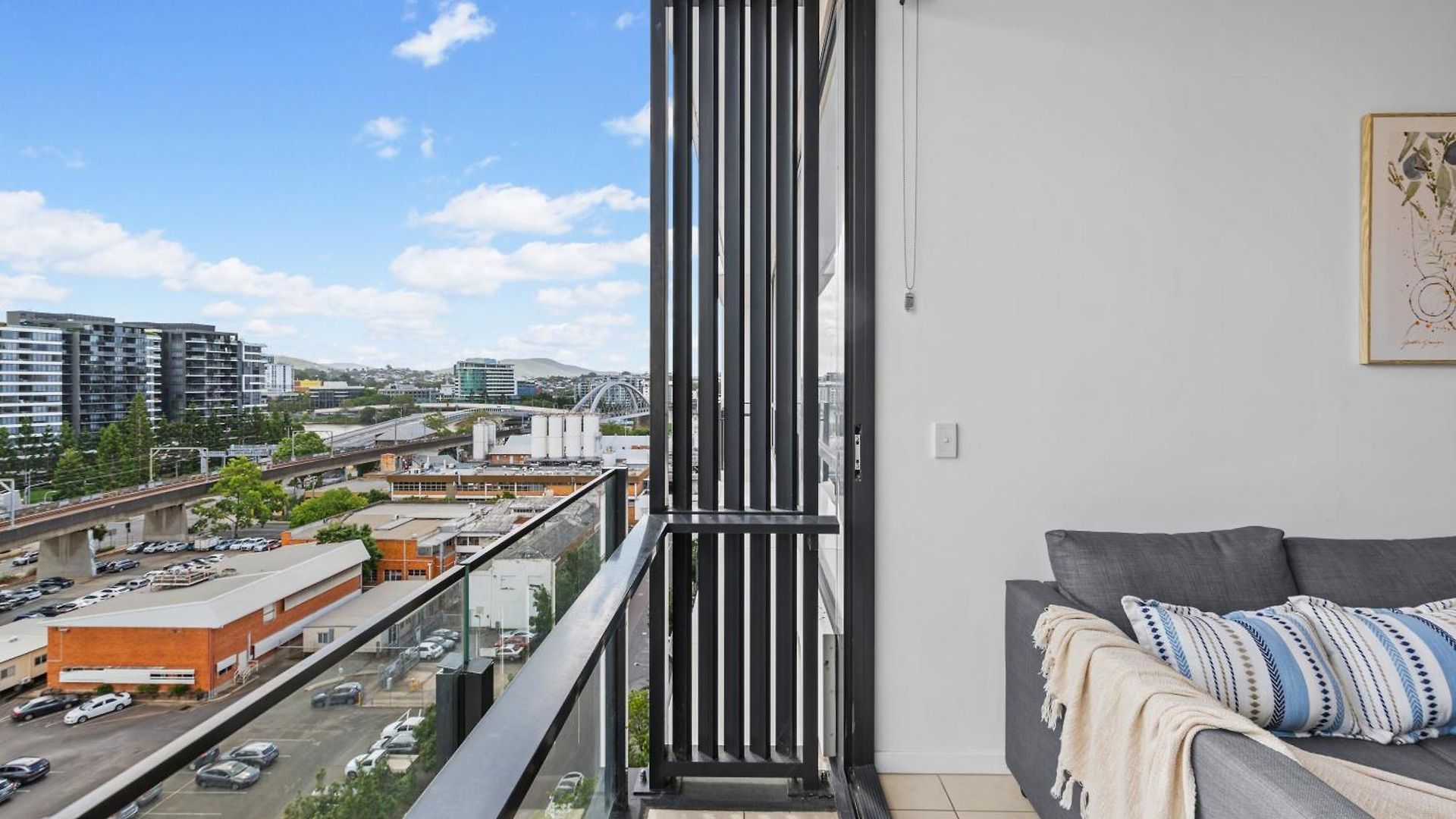 Southbank King And Sofa Bed With Free Parking