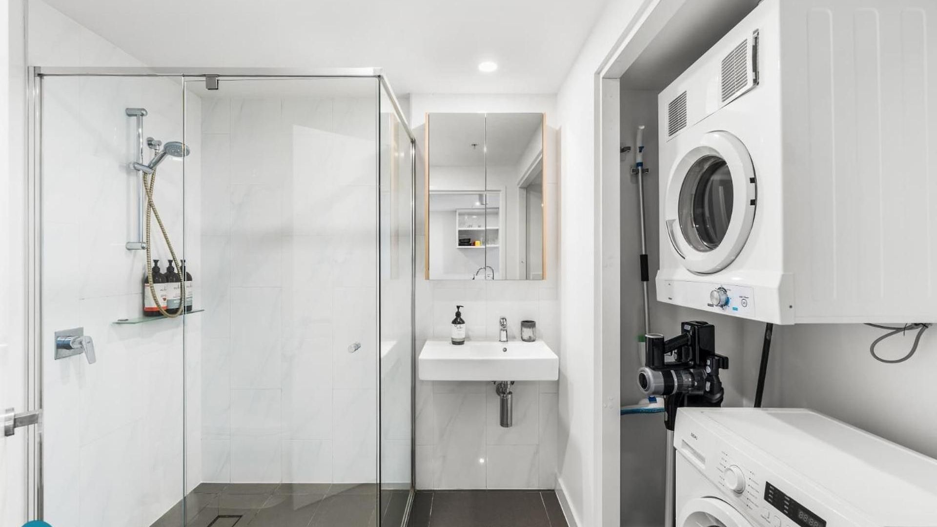 South Brisbane Unit With Parking And Pool Brisbane