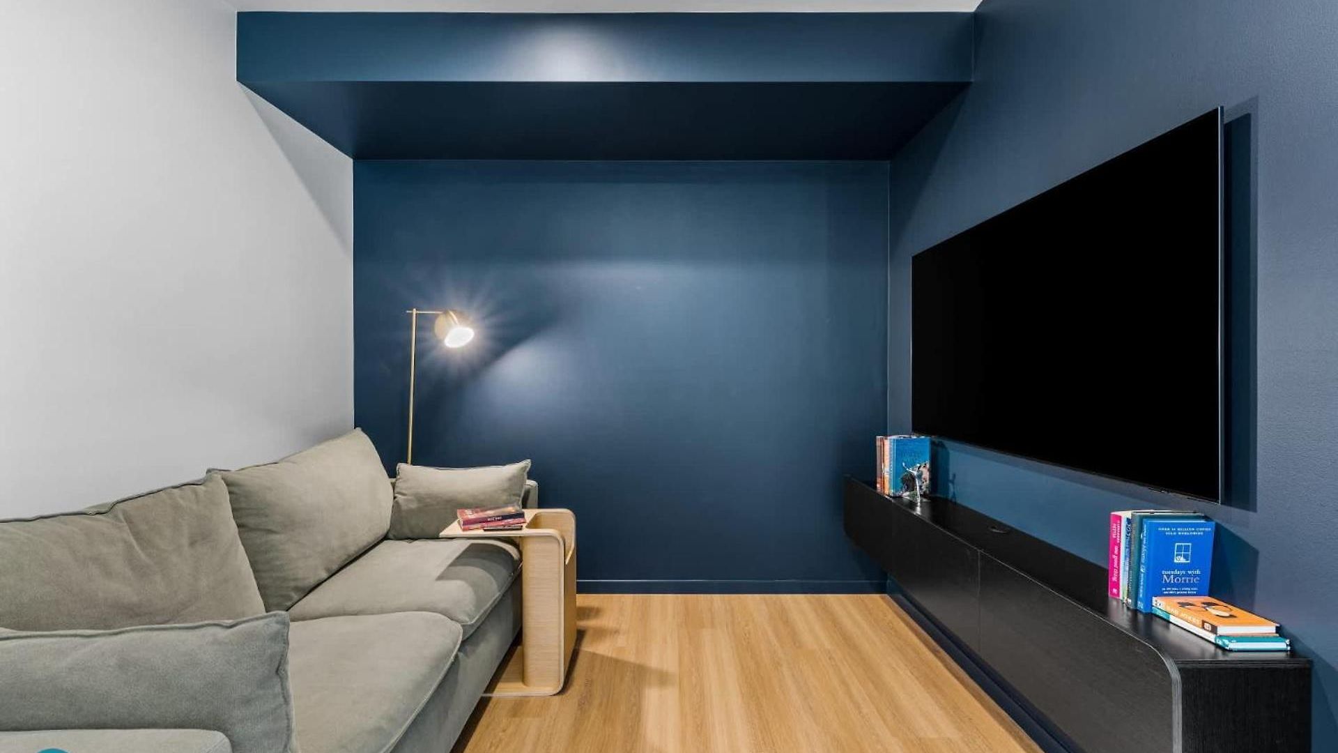 South Brisbane Unit With Parking And Pool *