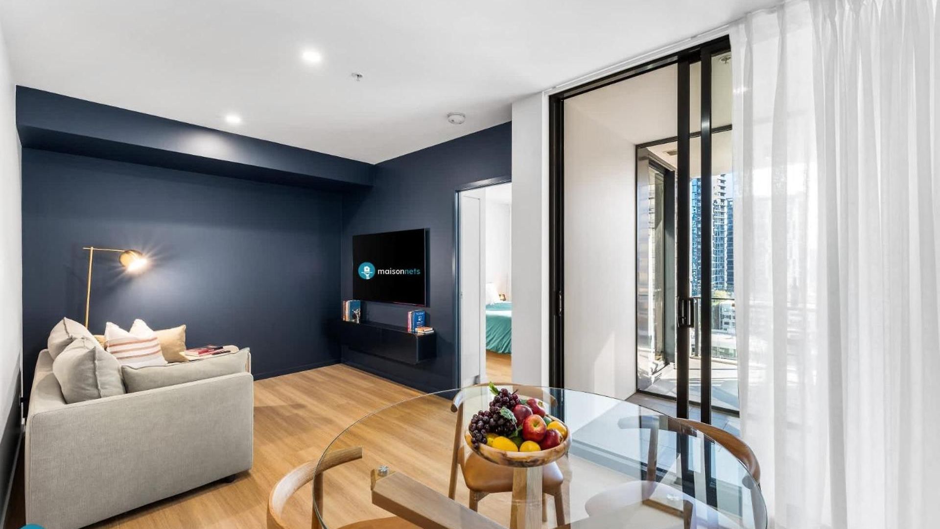 South Brisbane Unit With Parking And Pool *
