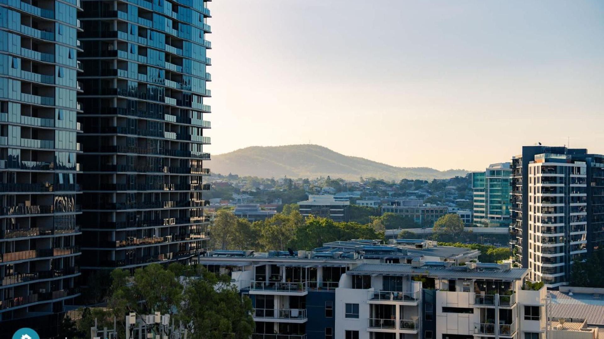 South Brisbane Unit With Parking And Pool