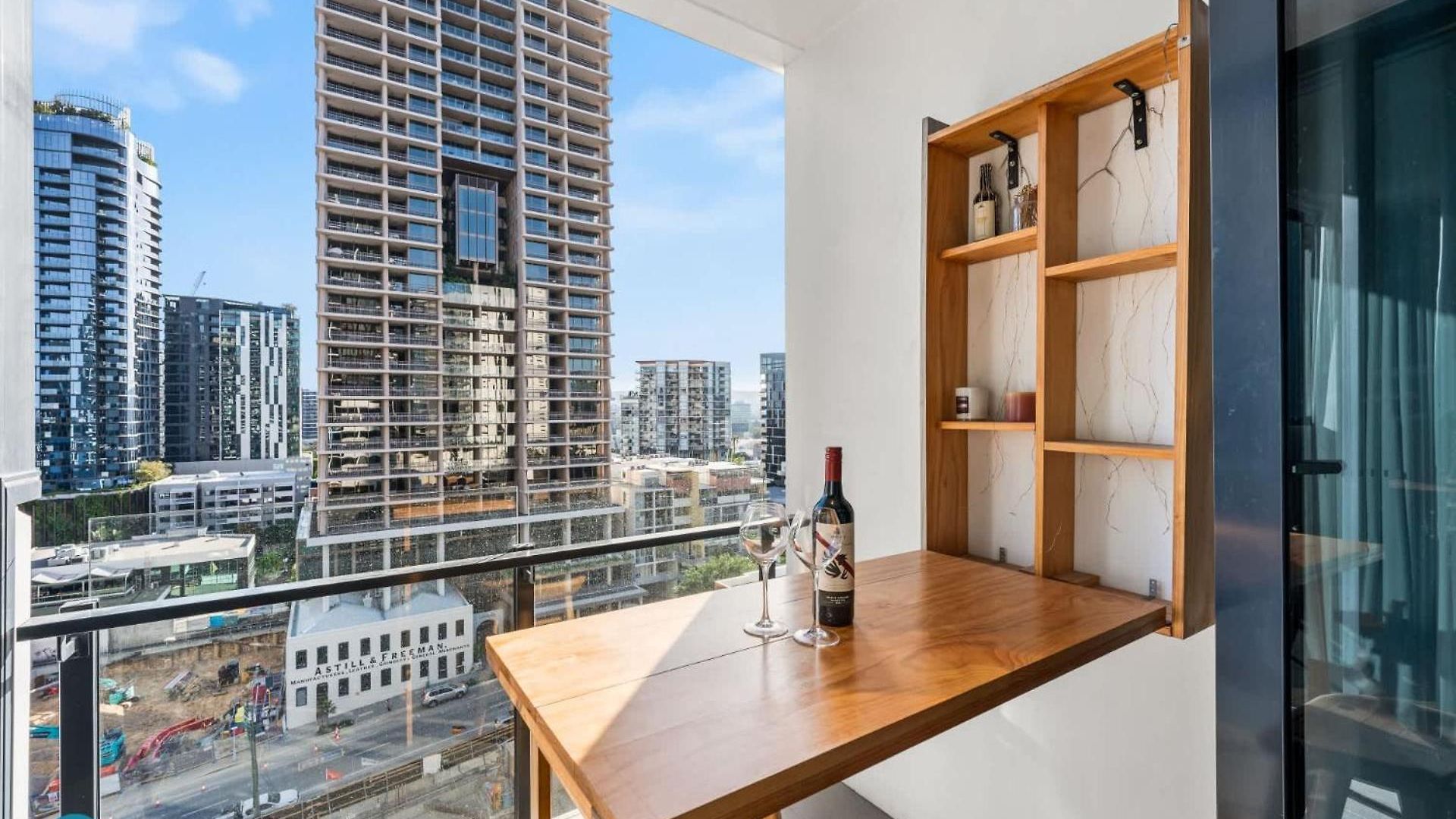 Apartment South Brisbane Unit With Parking And Pool