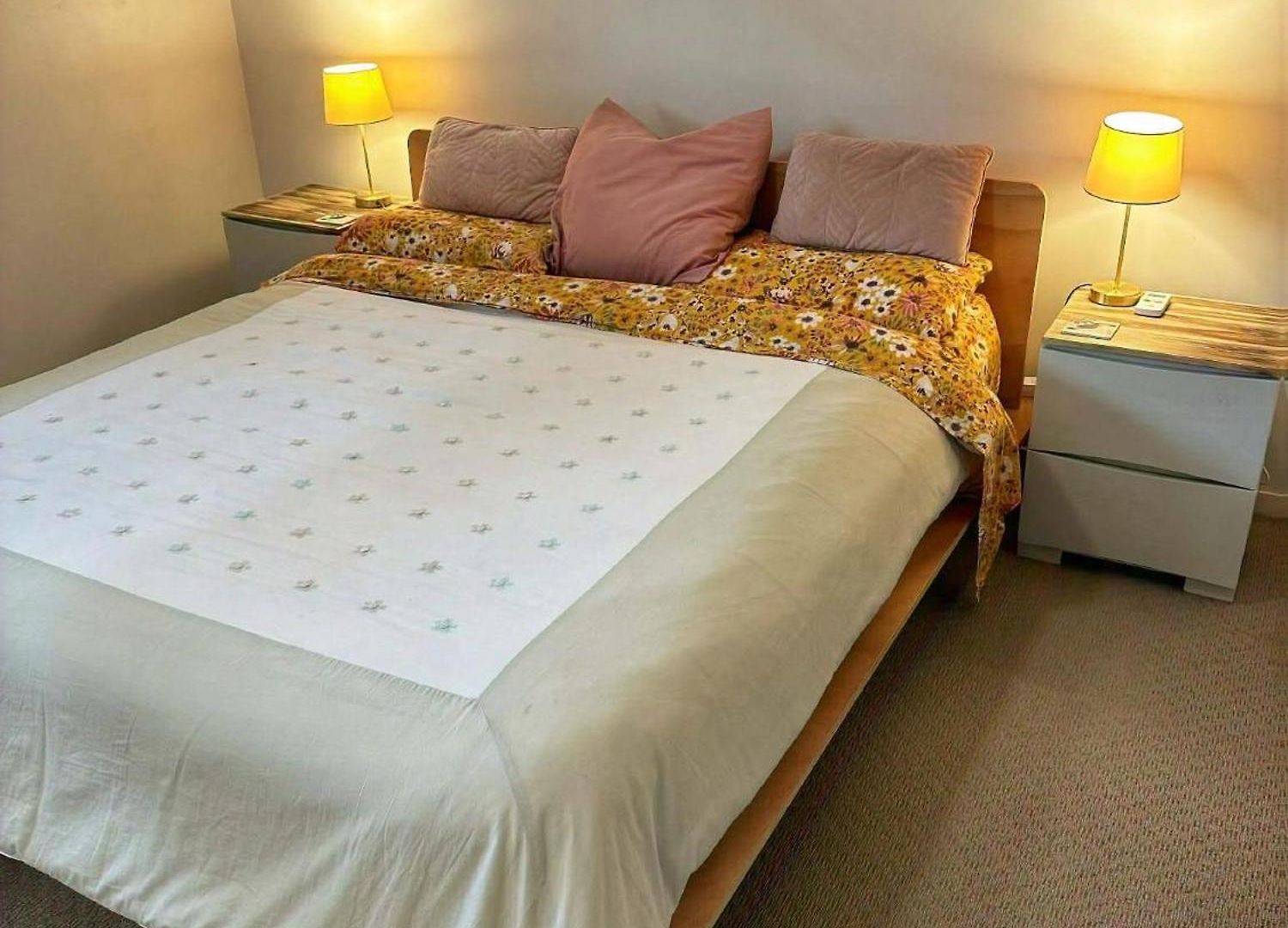 Large And Stylish Townhouse In Chic Area *