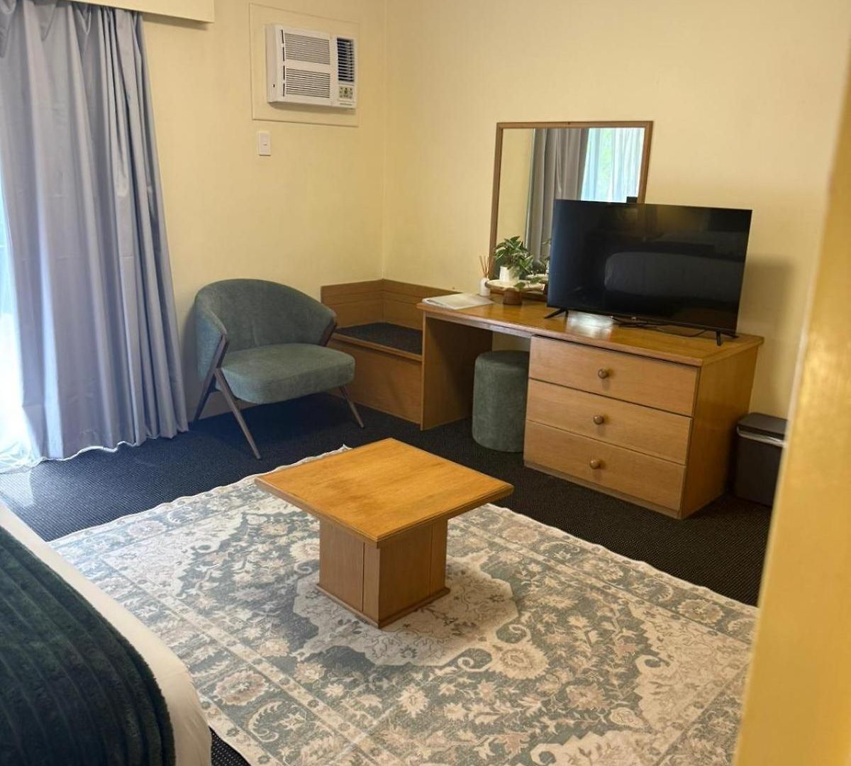 Leafy Retreat Near Shops Motorway Access By Custom Hosting