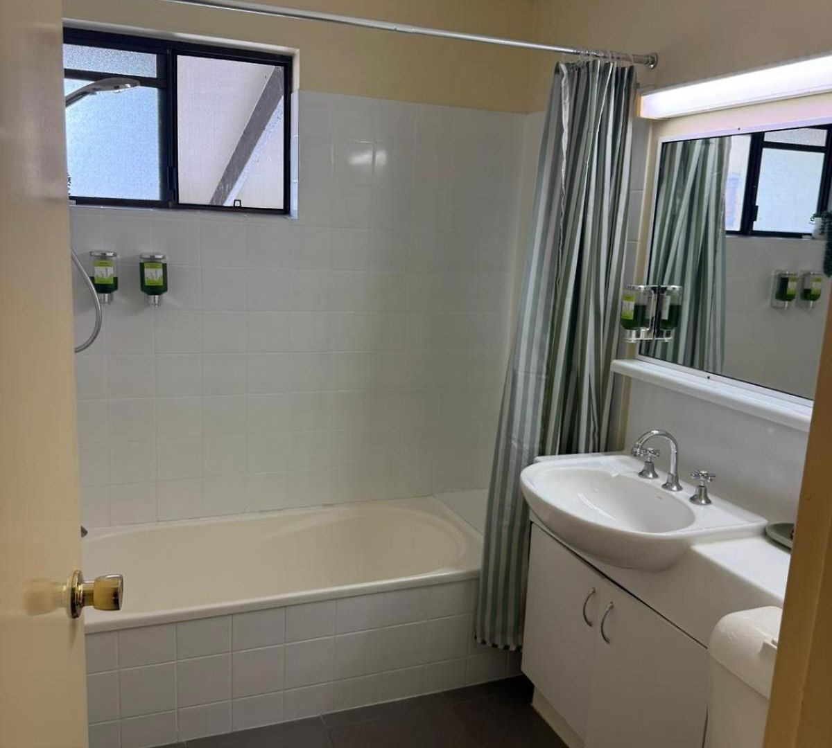 Hotel Leafy Retreat Near Shops Motorway Access By Custom Hosting *