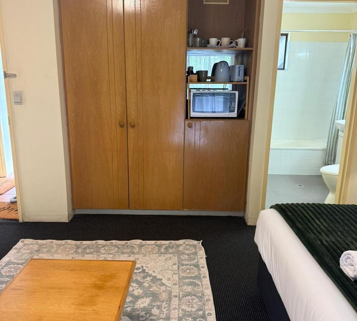 Hotel Leafy Retreat Near Shops Motorway Access By Custom Hosting Brisbane