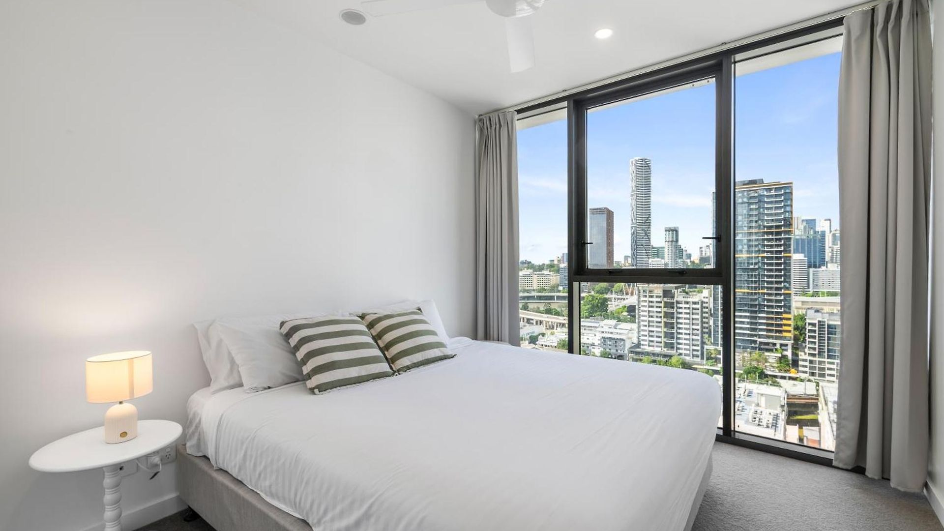 3-bed View With Free Parking Apartment *