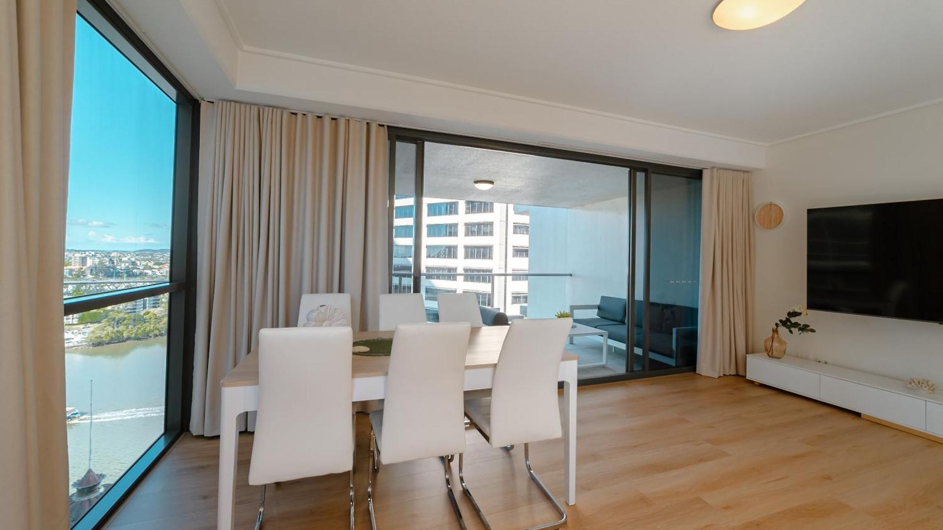 Lux 18th Floor 2br 2bath, River View, Pool, Spa, Sauna, Gym, Wifi,