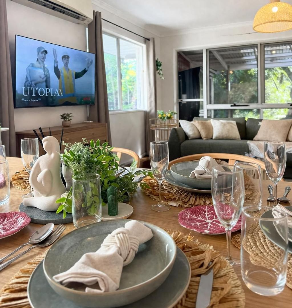 Holiday home 2br Chic Urban Escape In Norman Park Near Bne With Parking *