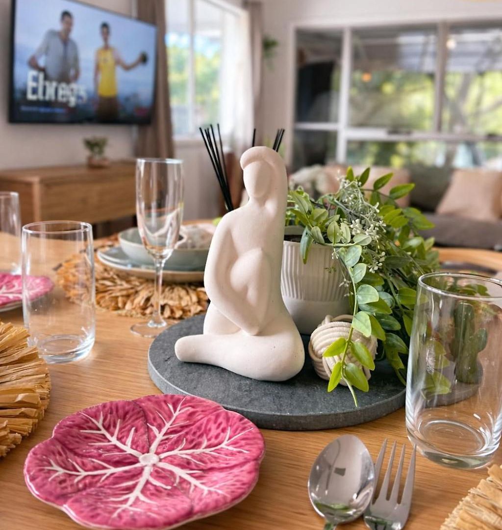 Holiday home 2br Chic Urban Escape In Norman Park Near Bne With Parking