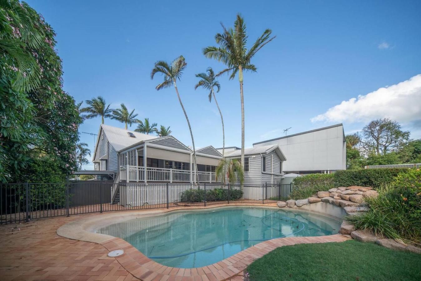 Bayside Queenslander High Ceilings Family-friendly Holiday home