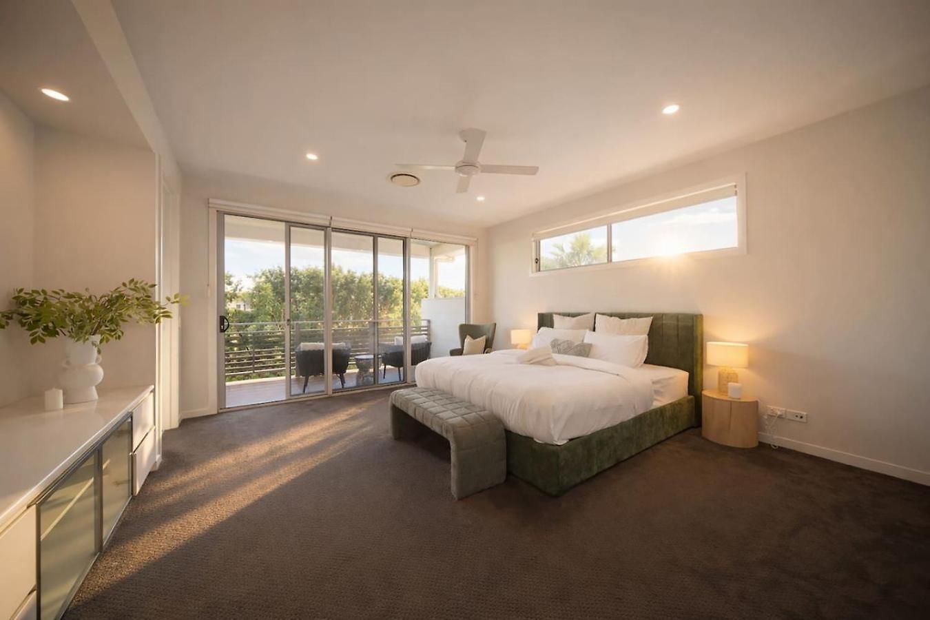 Scenic Views With Pool And Elegant 5br Holiday home