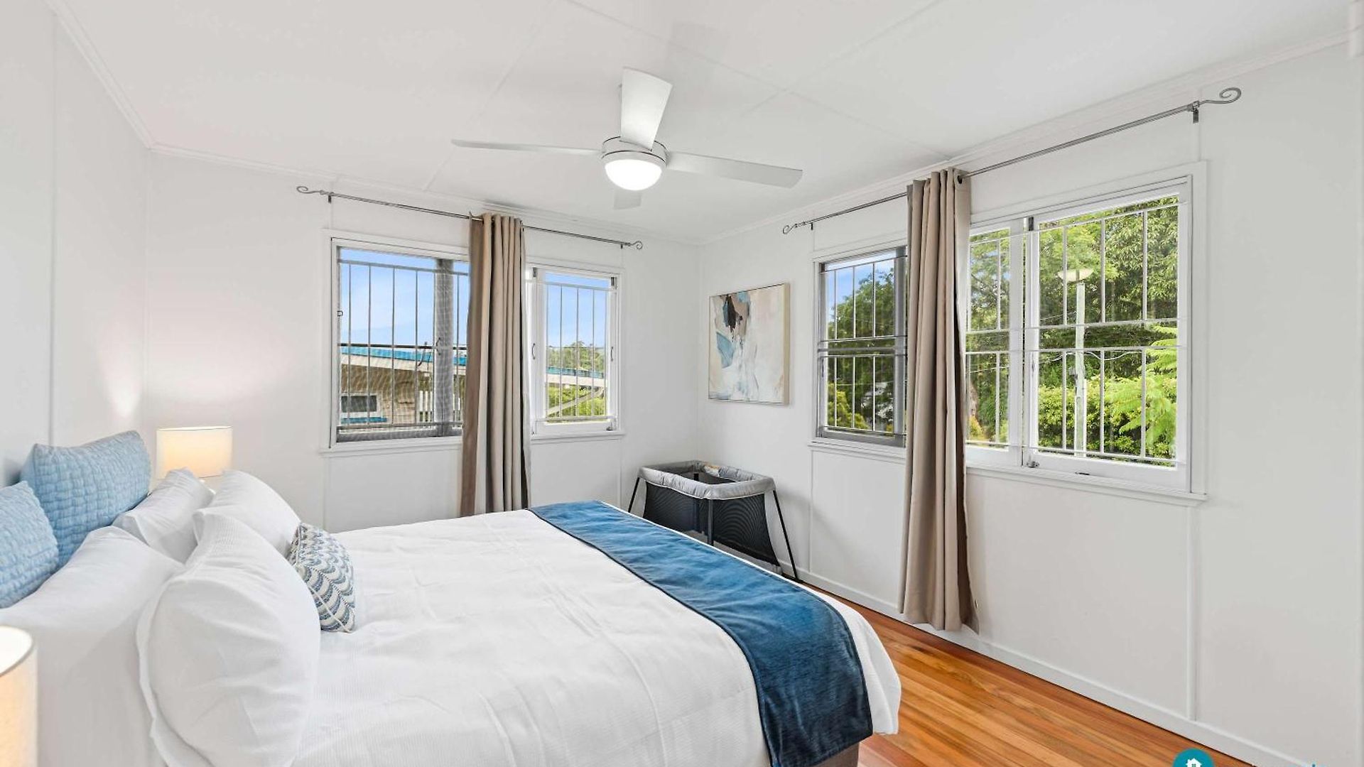 Stylish Mid Century Close To Cbd Holiday home *