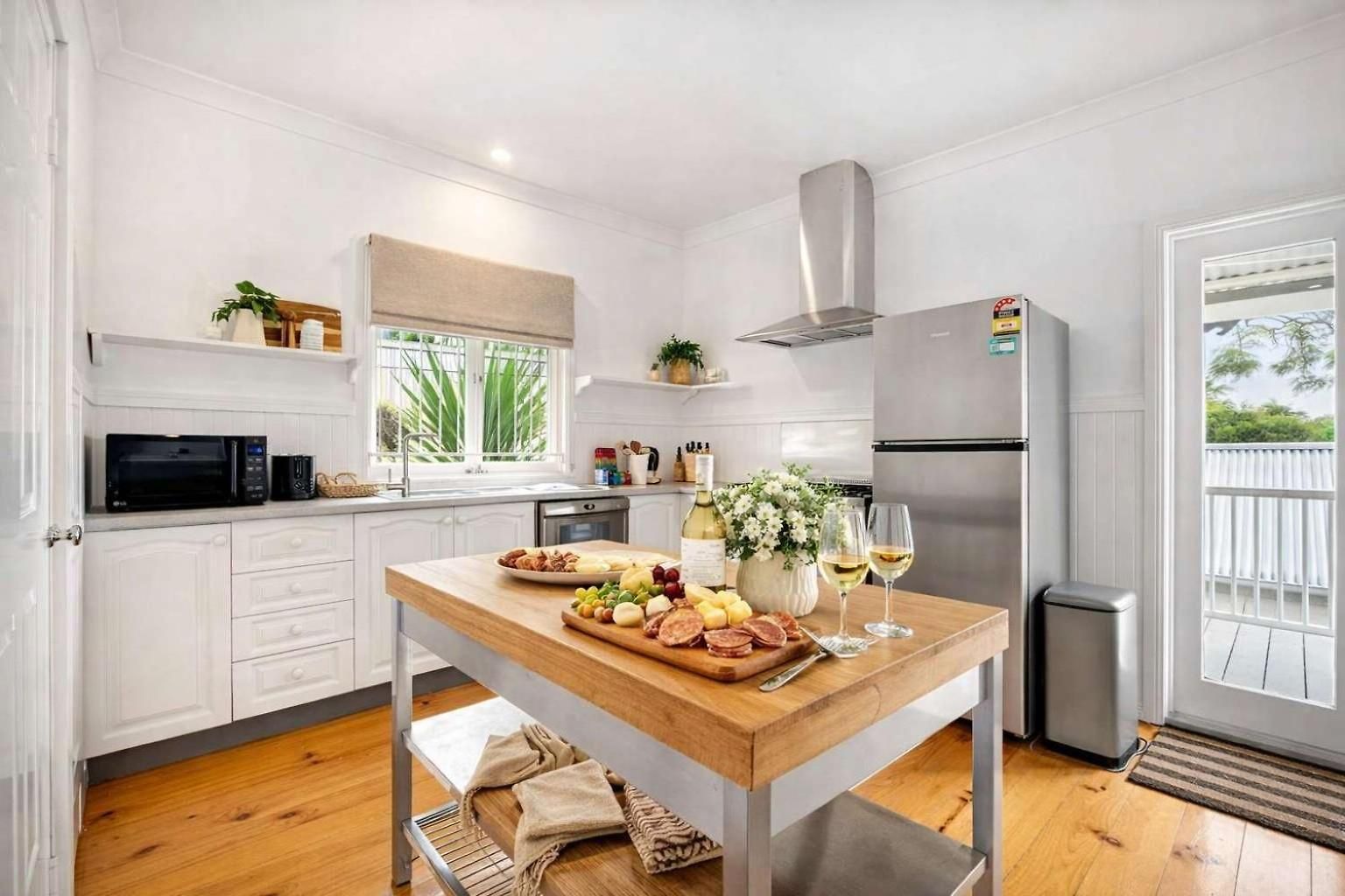 Holiday home 4 Bed Queenslander Views Walk To Suncorp Deck + Parking *