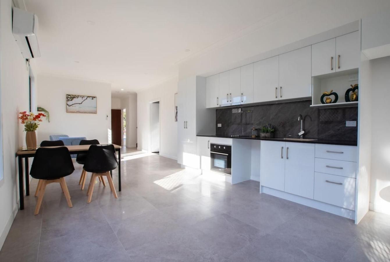 Walk To Mall And Train Private Kitchen And Ac Holiday home