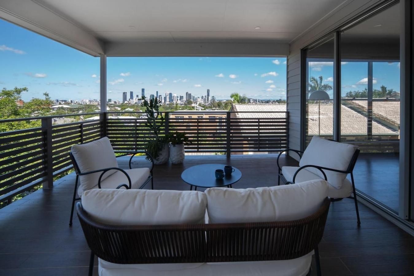 Scenic Views With Pool And Elegant 5br Brisbane