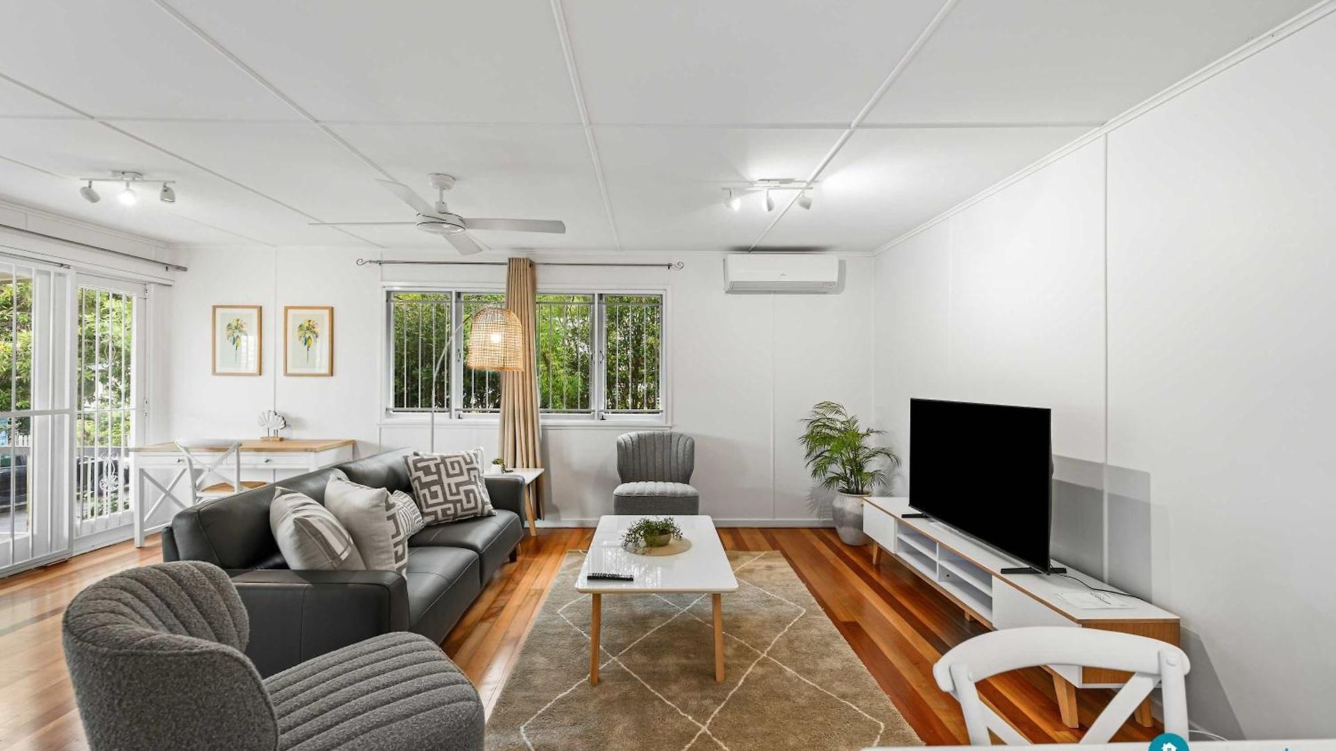 Stylish Mid Century Close To Cbd Holiday home *