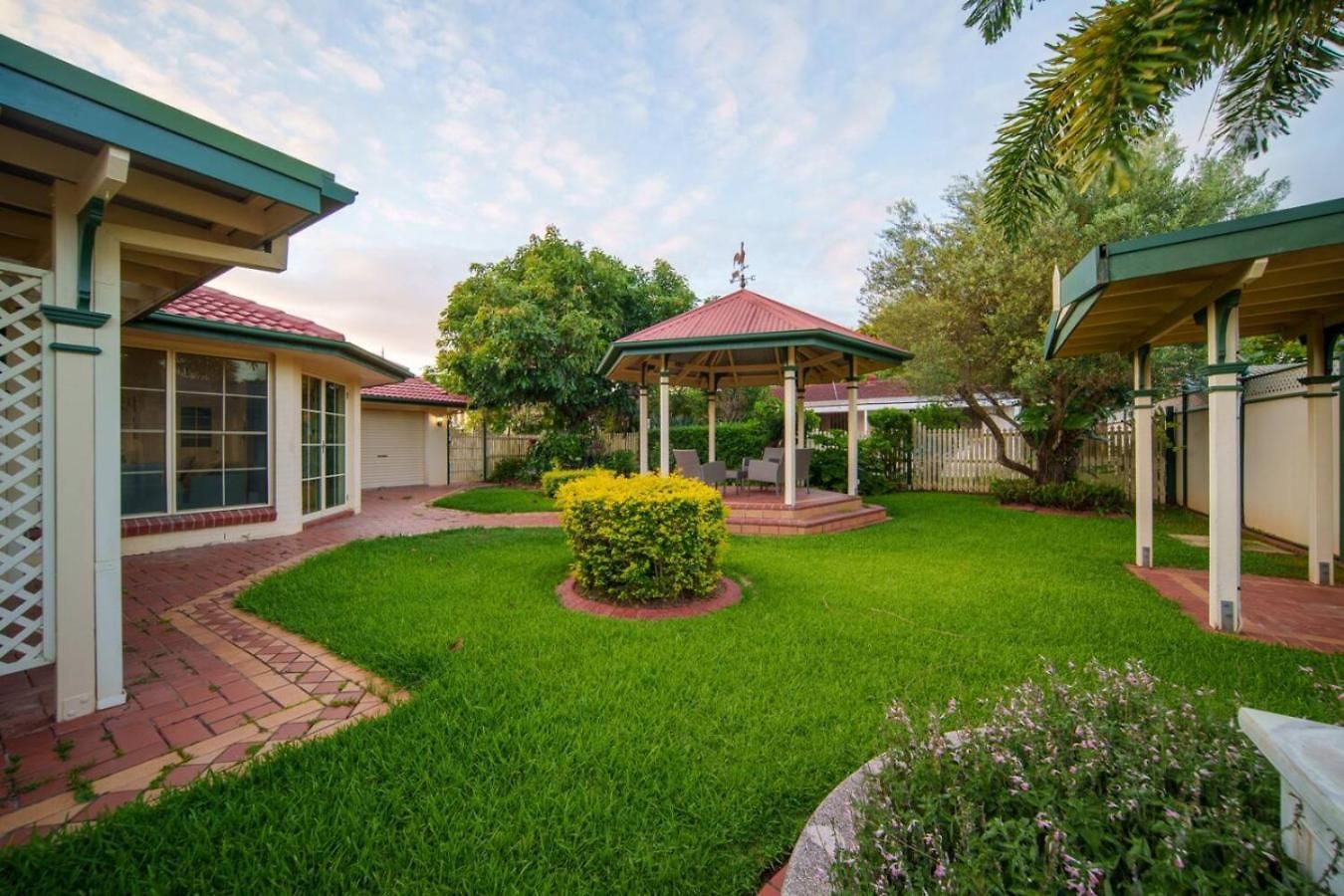 Modern 4b Family-friendly In Robertson Qld Holiday home *