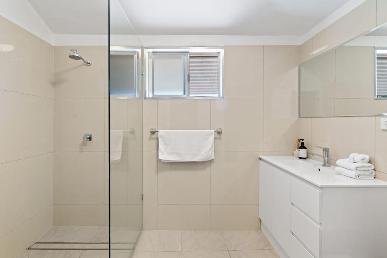 Coastal Wynnum Near Plaza And Connections Holiday home