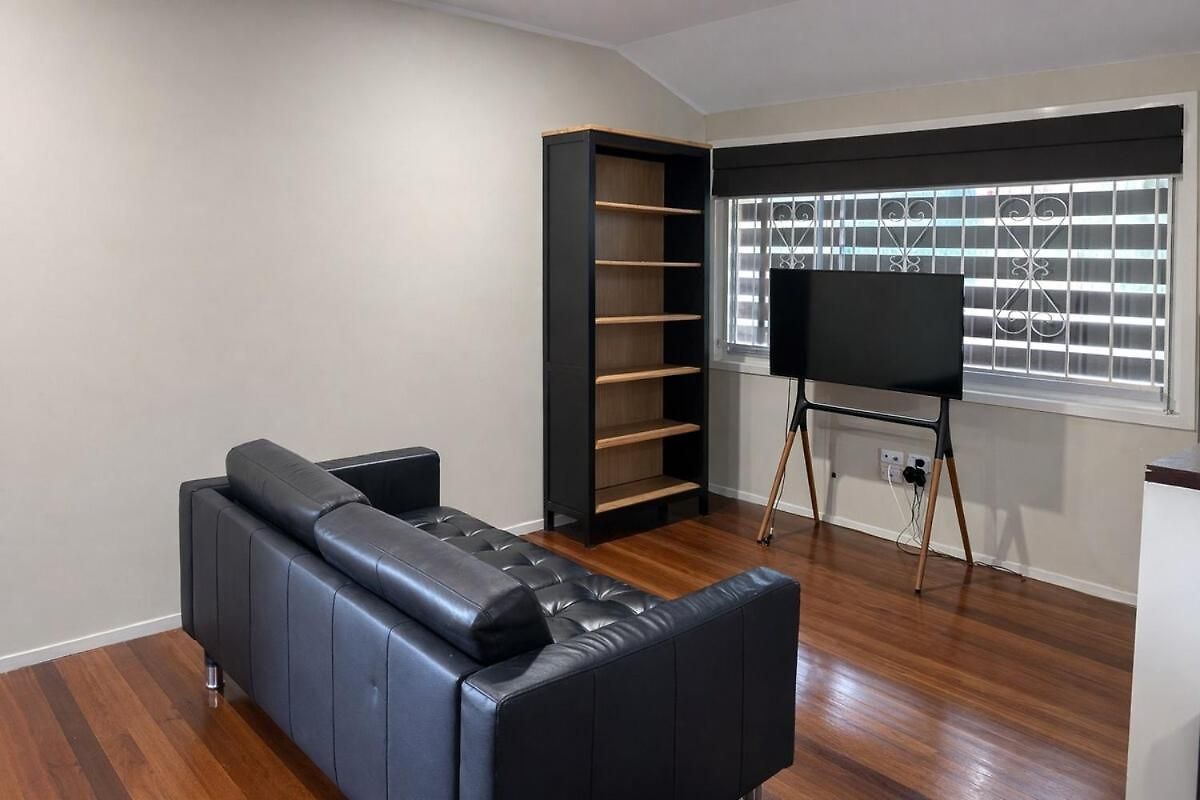 4 Bedroom With Private Cinema, Pool 2parking Holiday home Brisbane