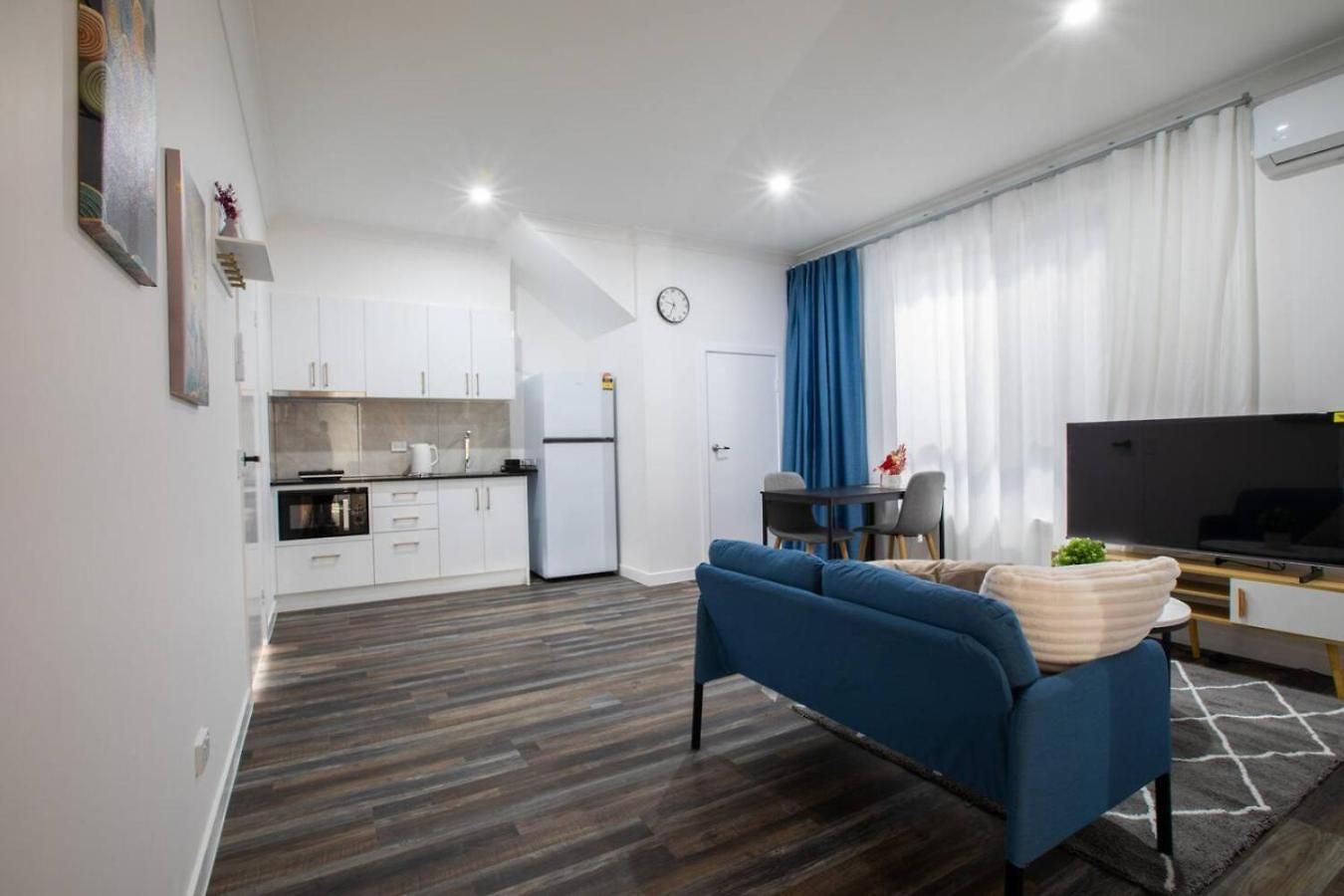 1br Unit Private Bathroom Kitchen And Living Area