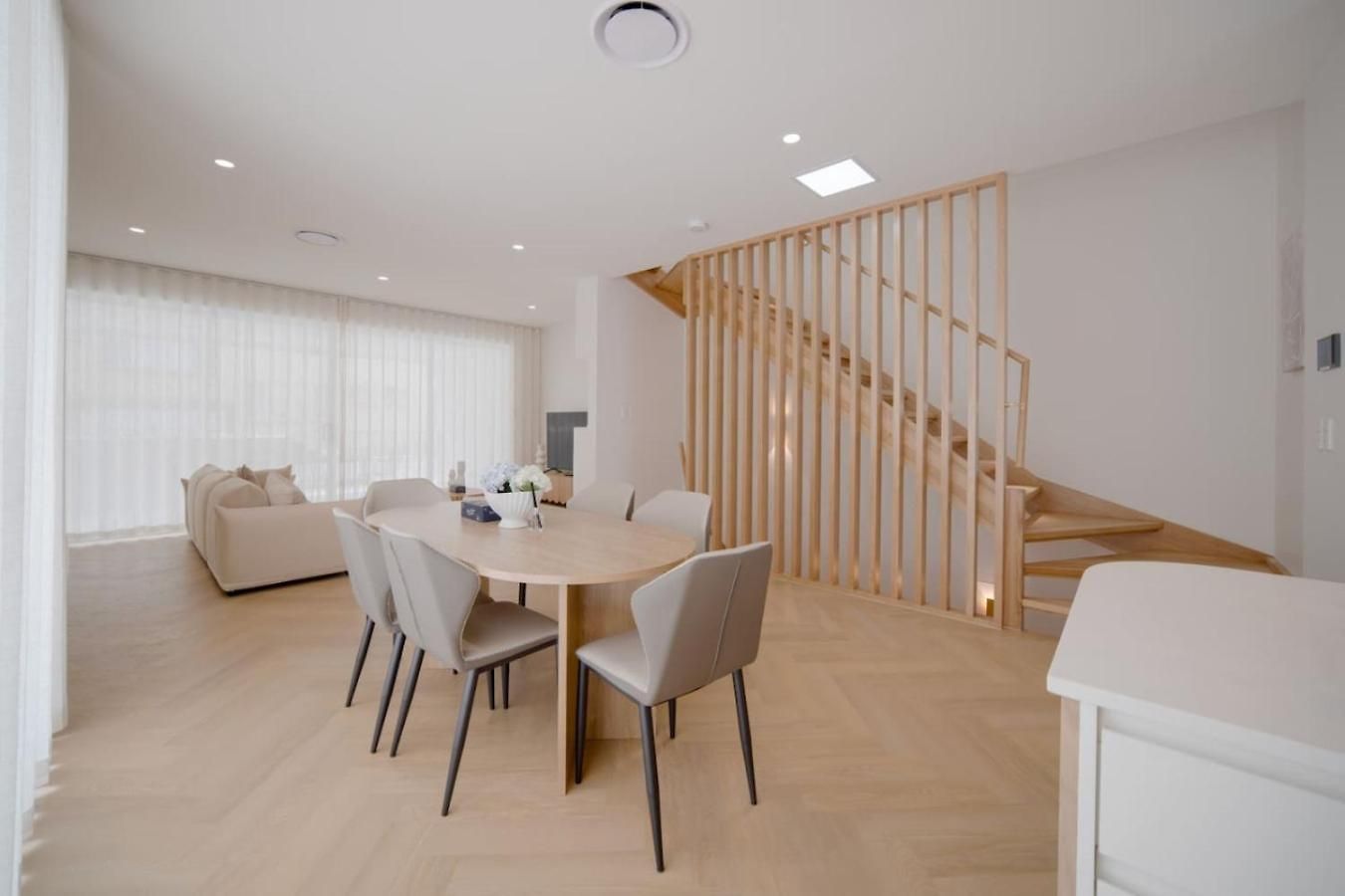 Brand-new 4br Luxury Living Near Airport And Mall