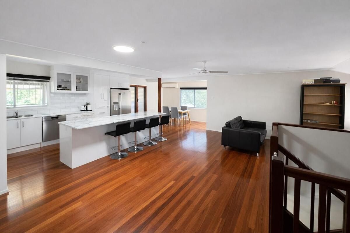 Holiday home 4 Bedroom With Private Cinema, Pool 2parking Brisbane