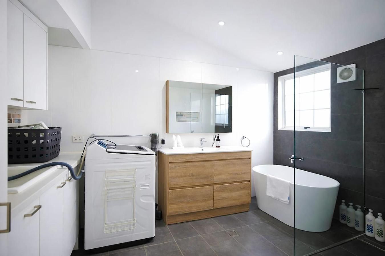 Bayside Queenslander High Ceilings Family-friendly Holiday home