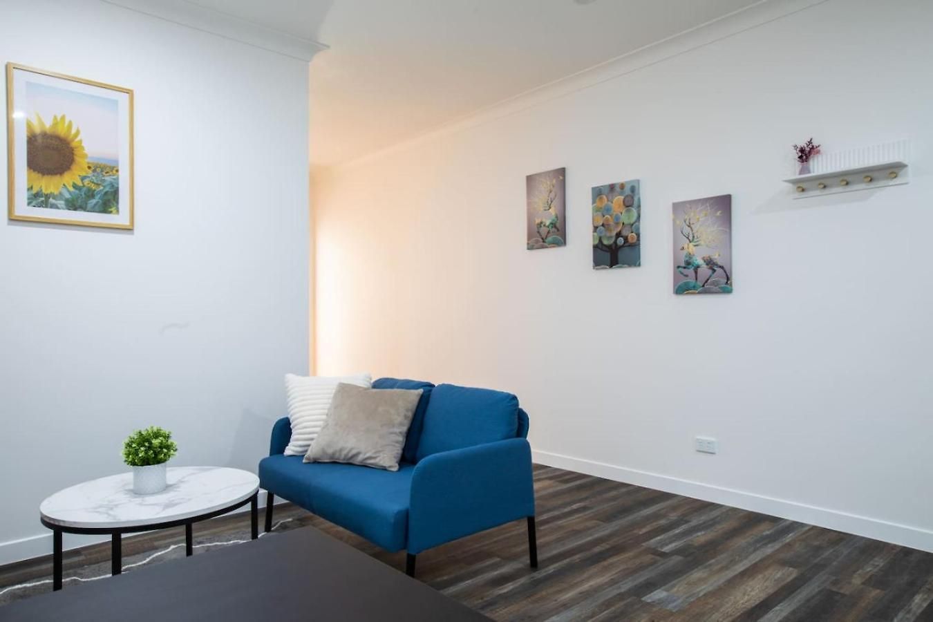 1br Unit Private Bathroom Kitchen And Living Area *
