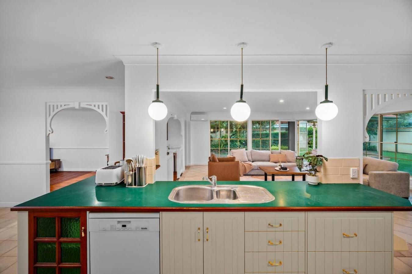 Modern 4b Family-friendly In Robertson Qld Holiday home *