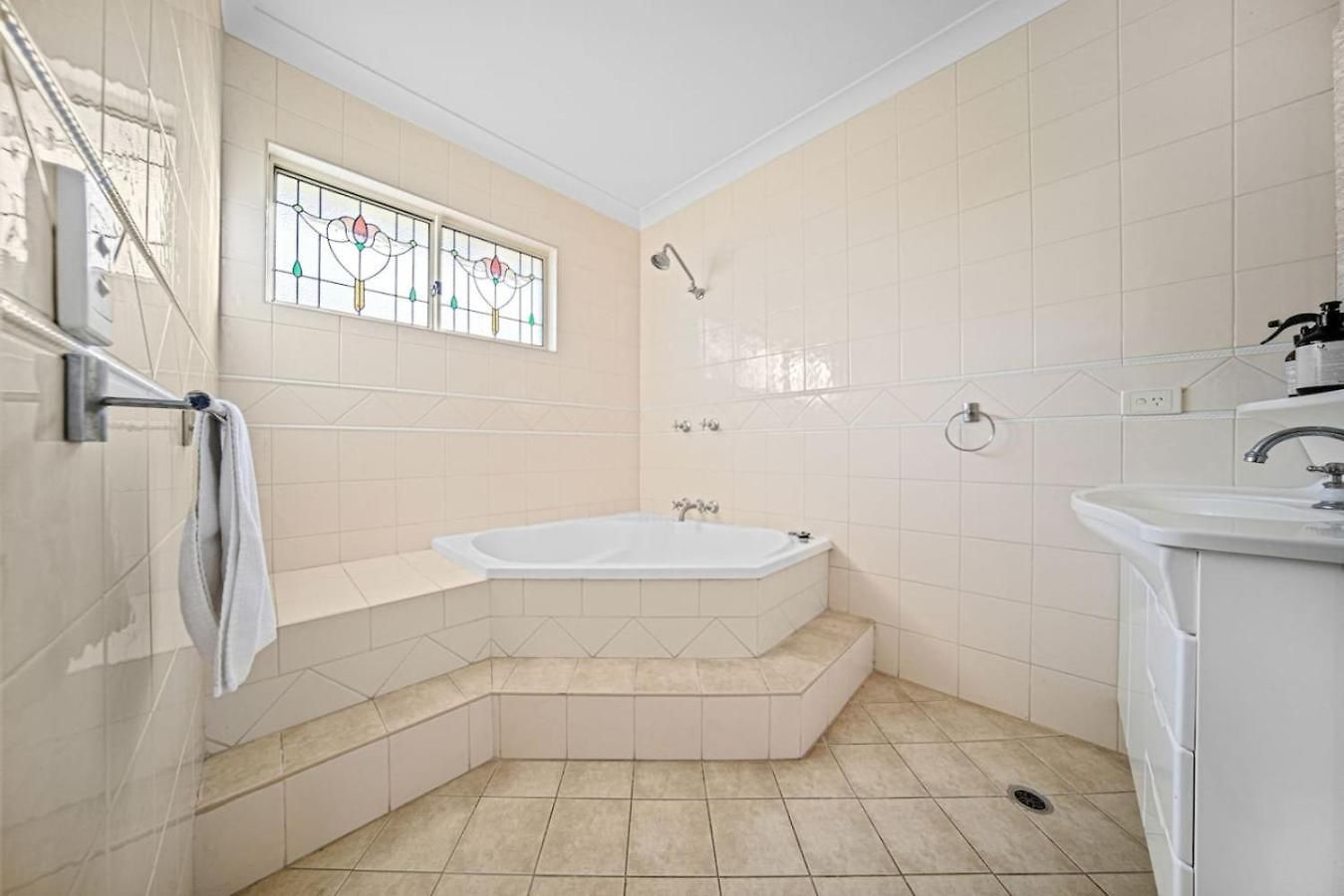 Modern 4b Family-friendly In Robertson Qld