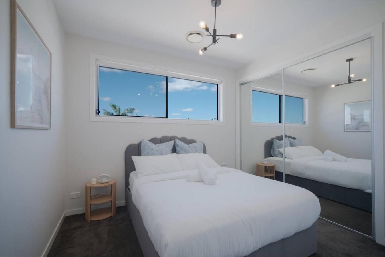 Scenic Views With Pool And Elegant 5br Holiday home *