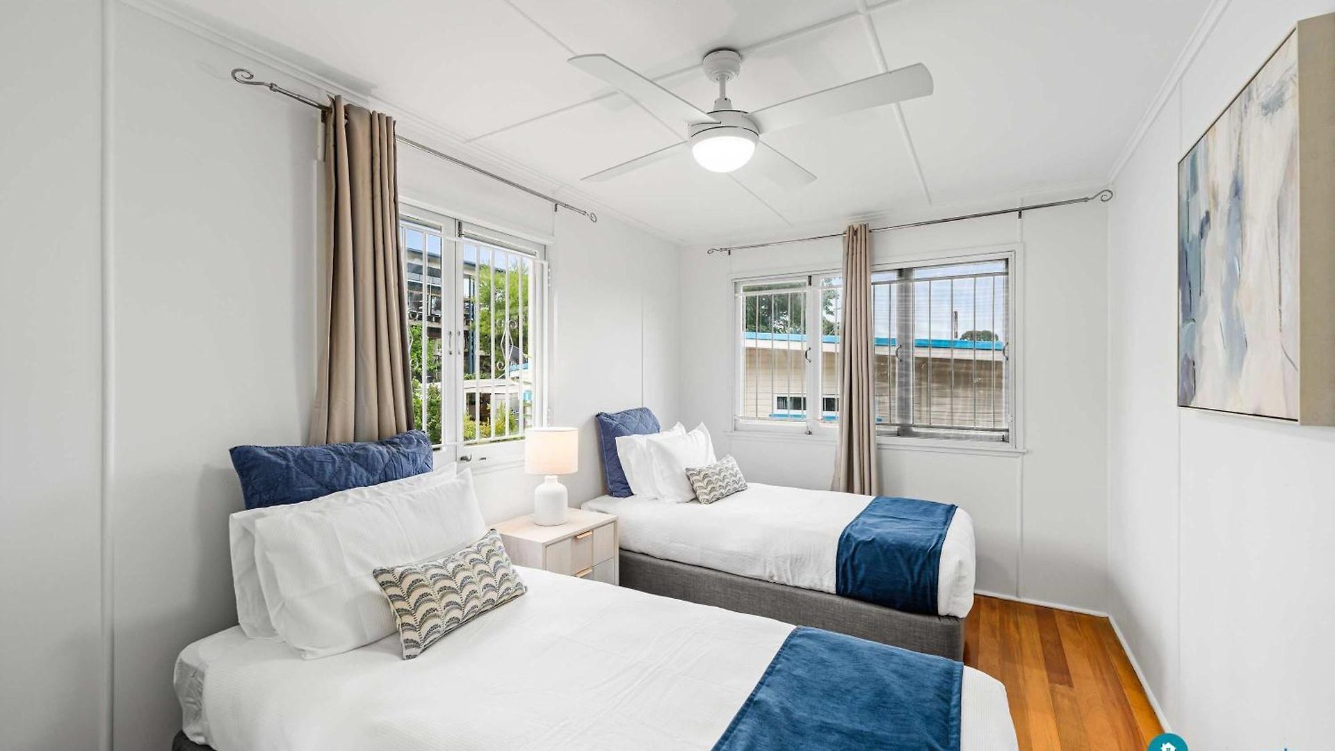 Stylish Mid Century Close To Cbd Holiday home *