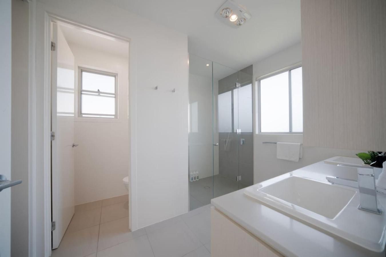 Holiday home Scenic Views With Pool And Elegant 5br Brisbane