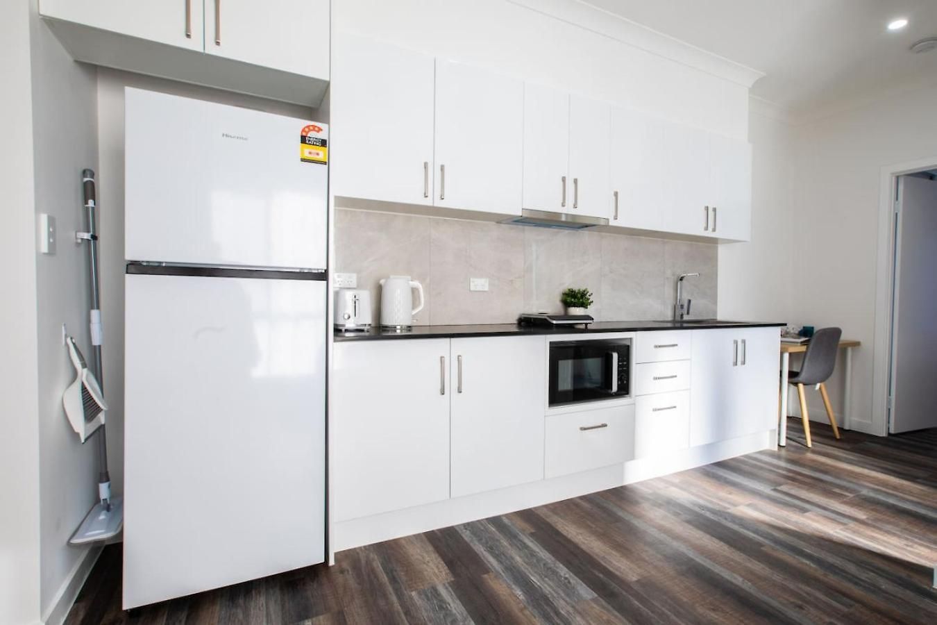 Holiday home Walk To Mall And Train Private Kitchen And Ac *