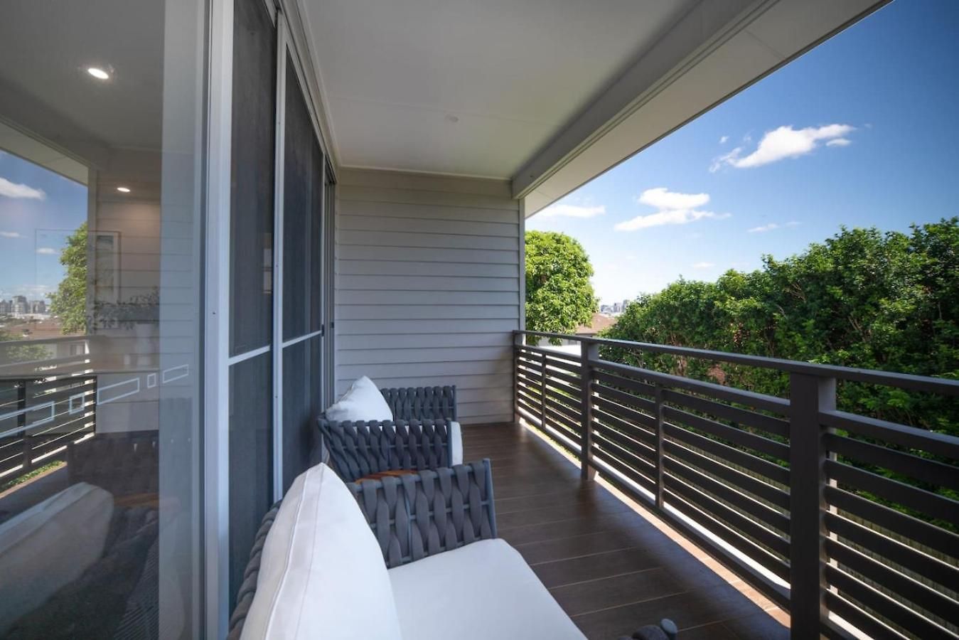 Holiday home Scenic Views With Pool And Elegant 5br *