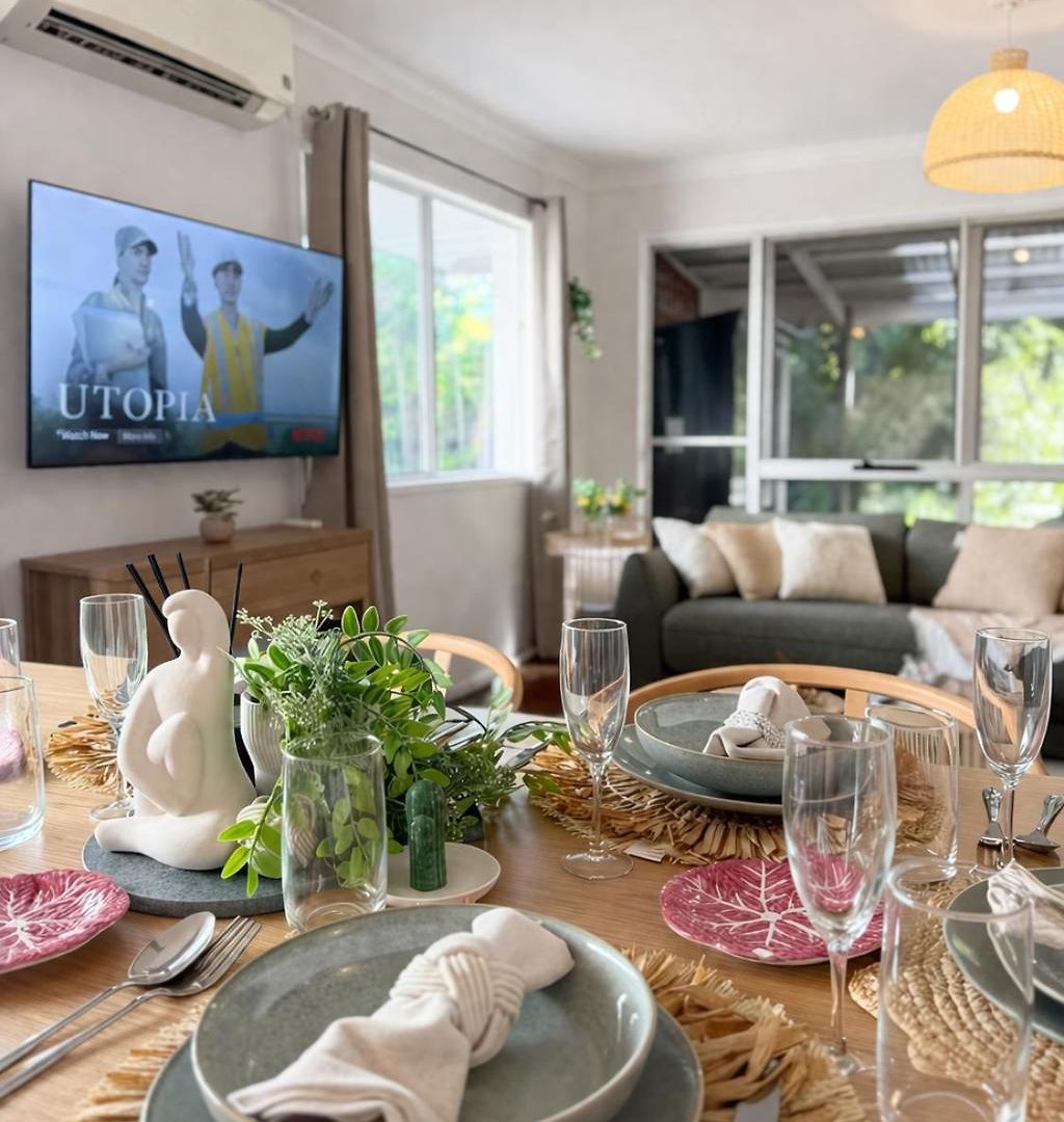 Holiday home 2br Chic Urban Escape In Norman Park Near Bne With Parking *