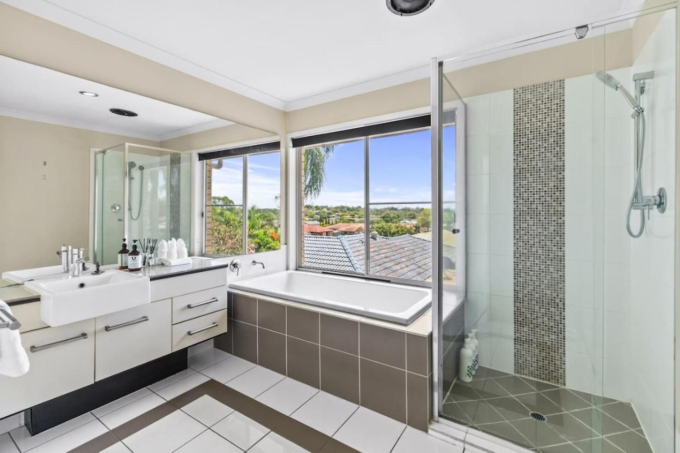 Spacious 2-storey 4br House Family Friendly Brisbane