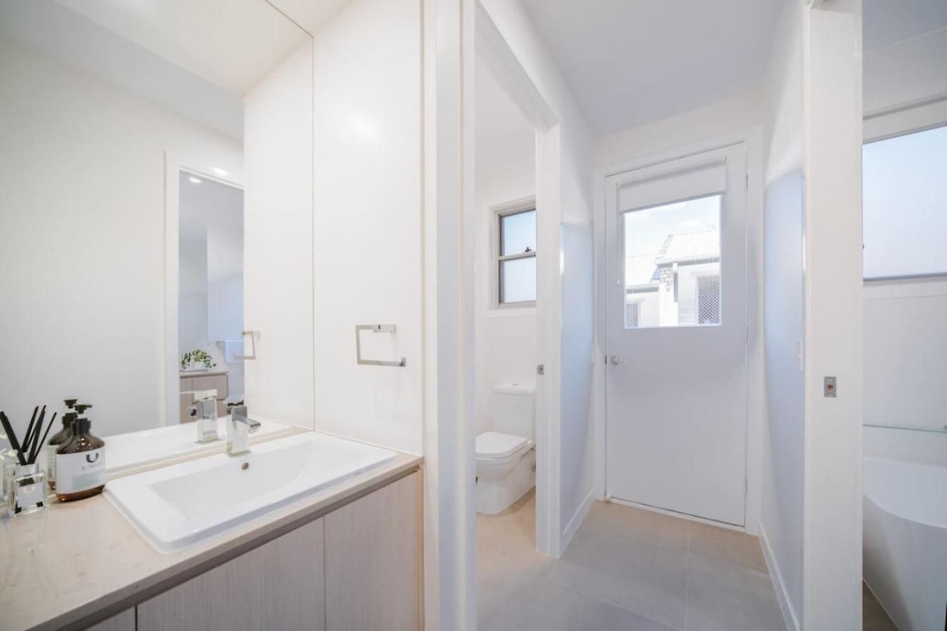 Scenic Views With Pool And Elegant 5br Brisbane