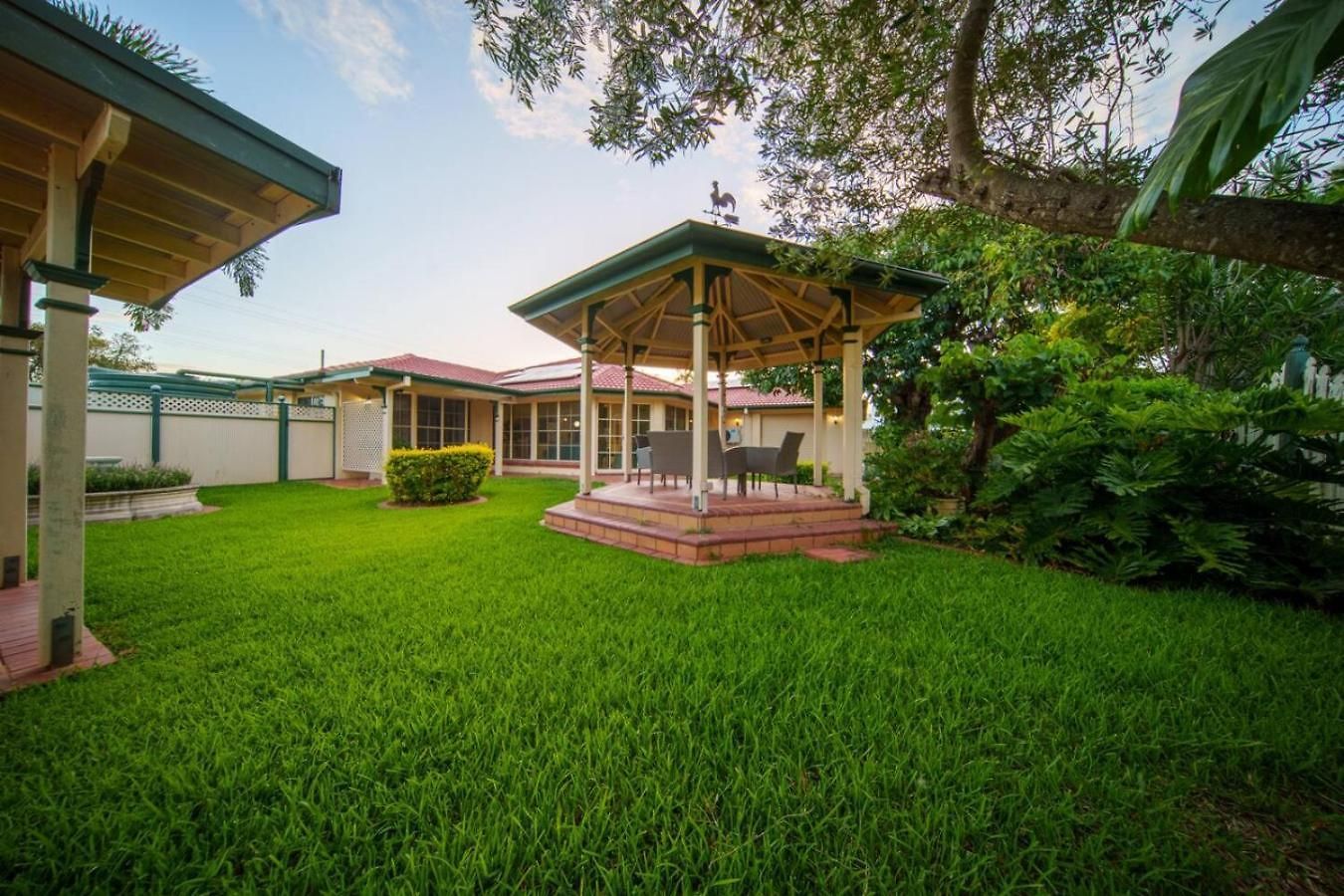Modern 4b Family-friendly In Robertson Qld Holiday home