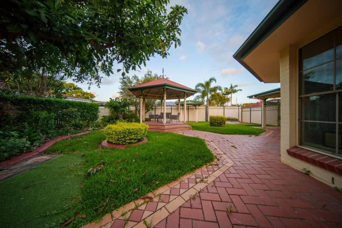 Modern 4b Family-friendly In Robertson Qld Holiday home *