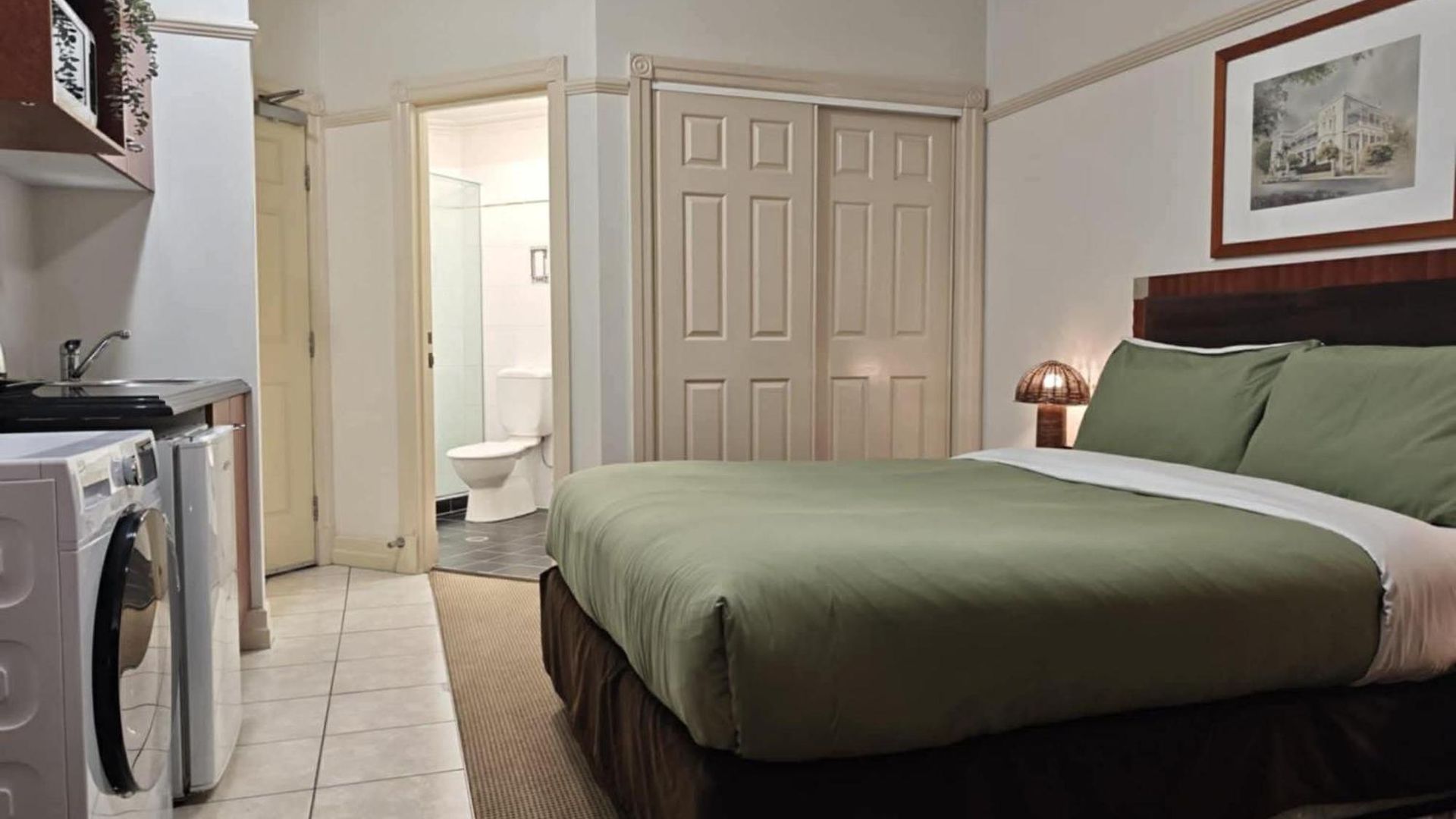 Cbd Apartment *