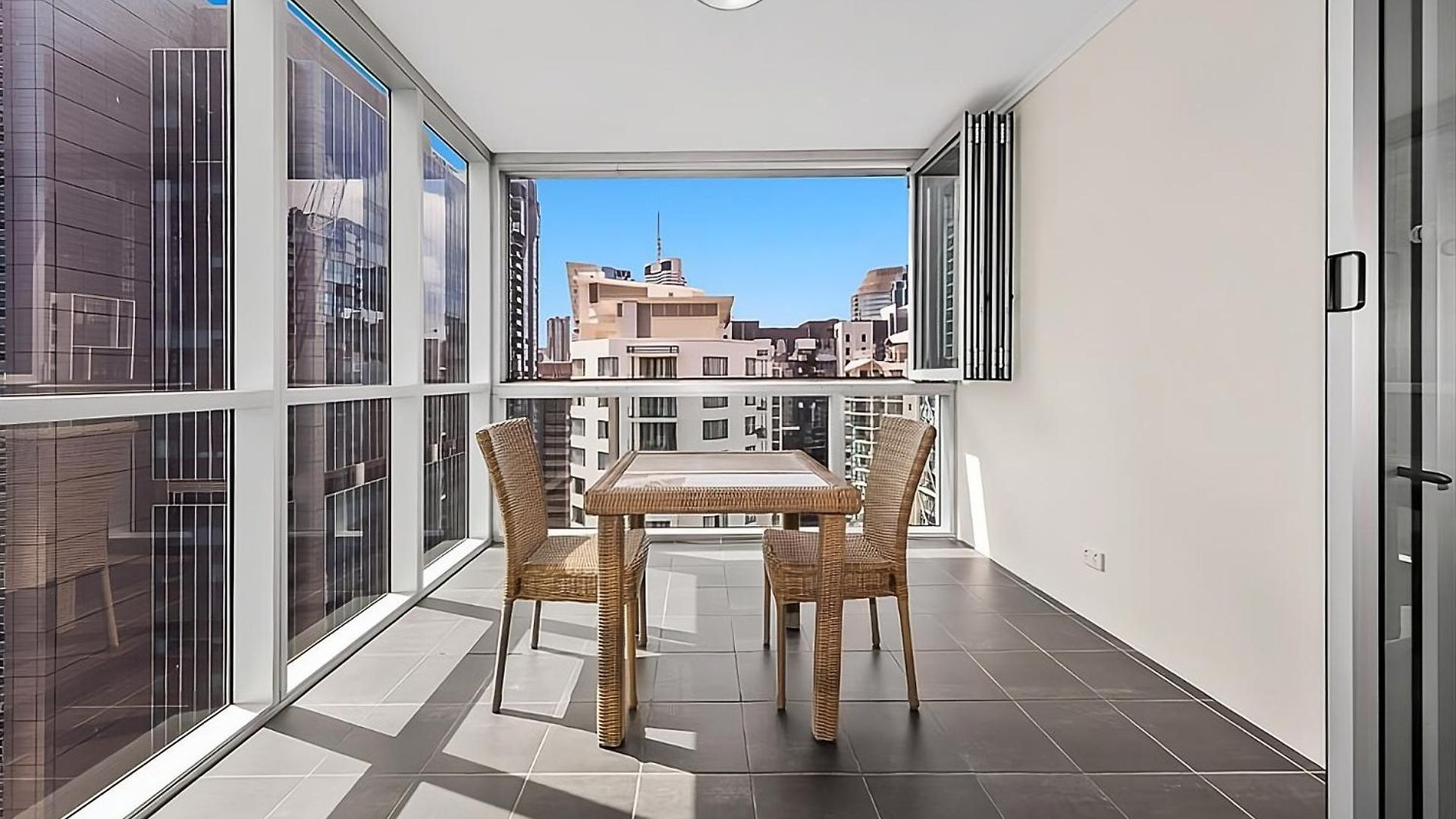 Apartment Centre With Awesome Views! *