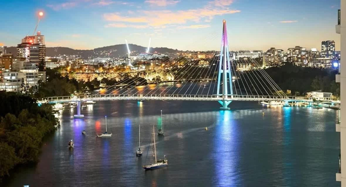 Skyline Escape - 3 Bedroom With River Views Apartment
