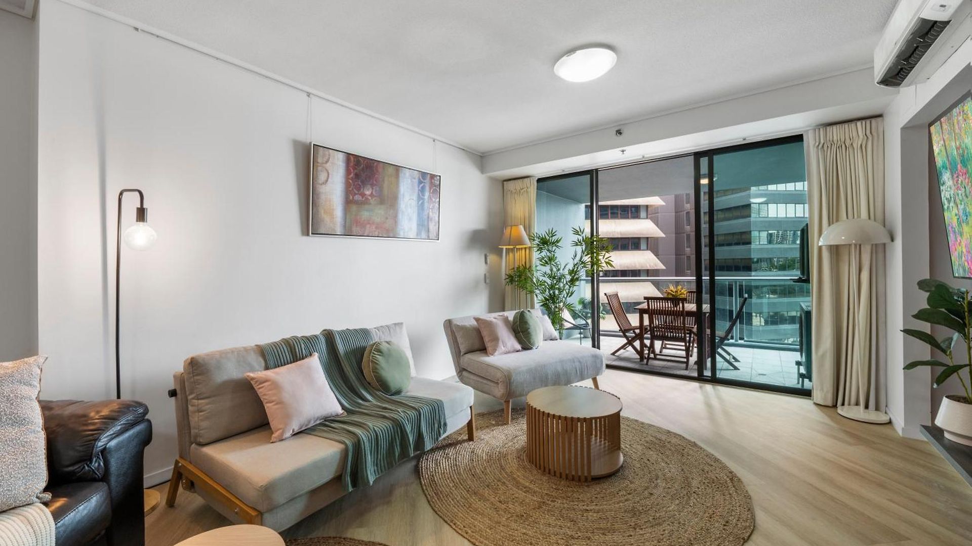 Bridge Views - Sleeps 8 - Cbd - Pool, Gym & Parking