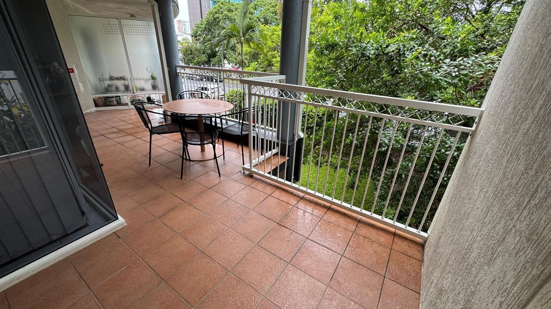Russell Place Spacious 2br Balcony&garag Apartment