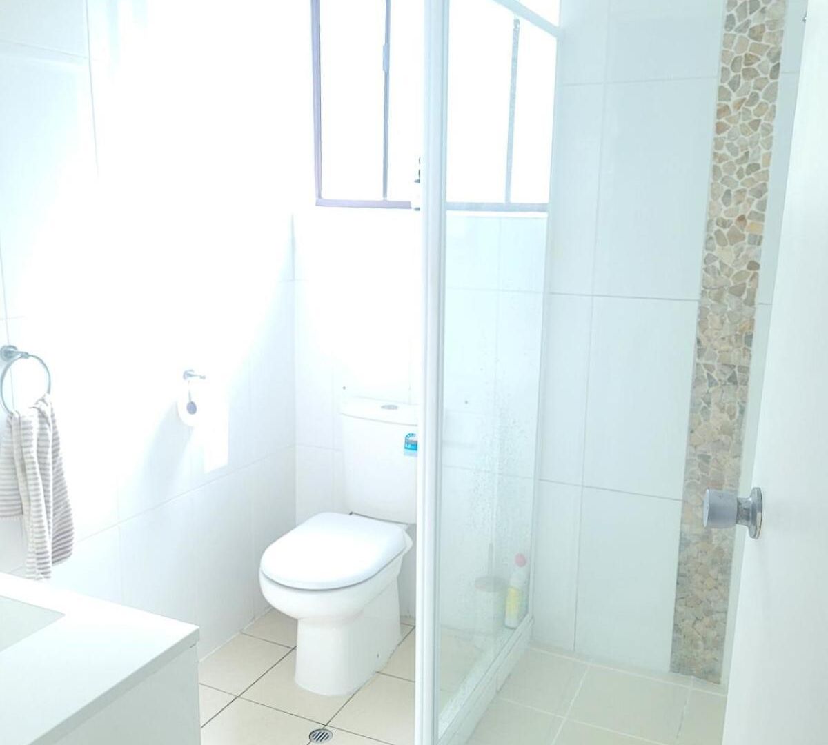 Breezy Entire 2 Bedroom Unit Floor Next To Uq Apartment *