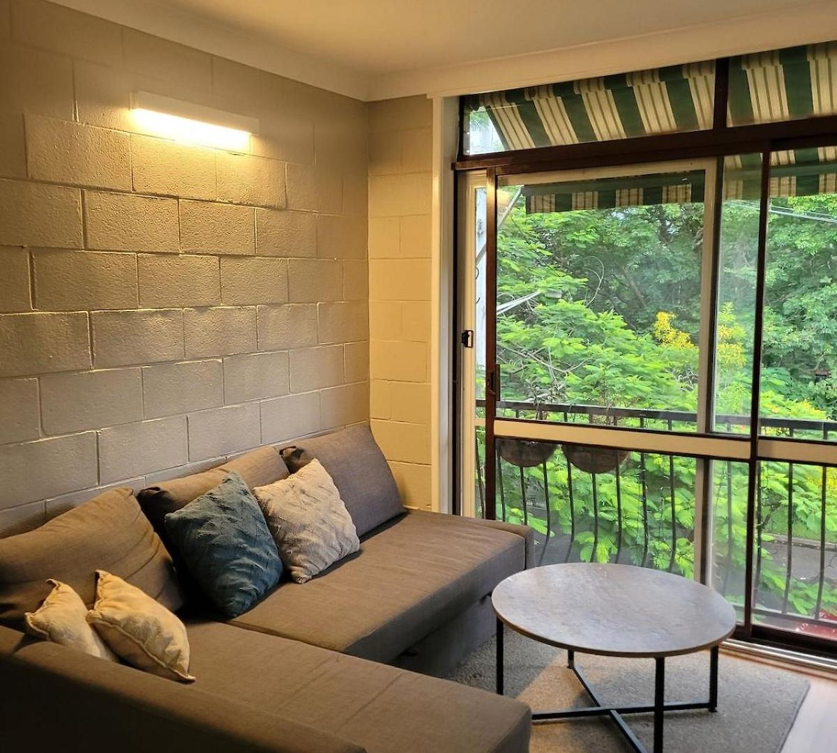 Breezy Entire 2 Bedroom Unit Floor Next To Uq Apartment