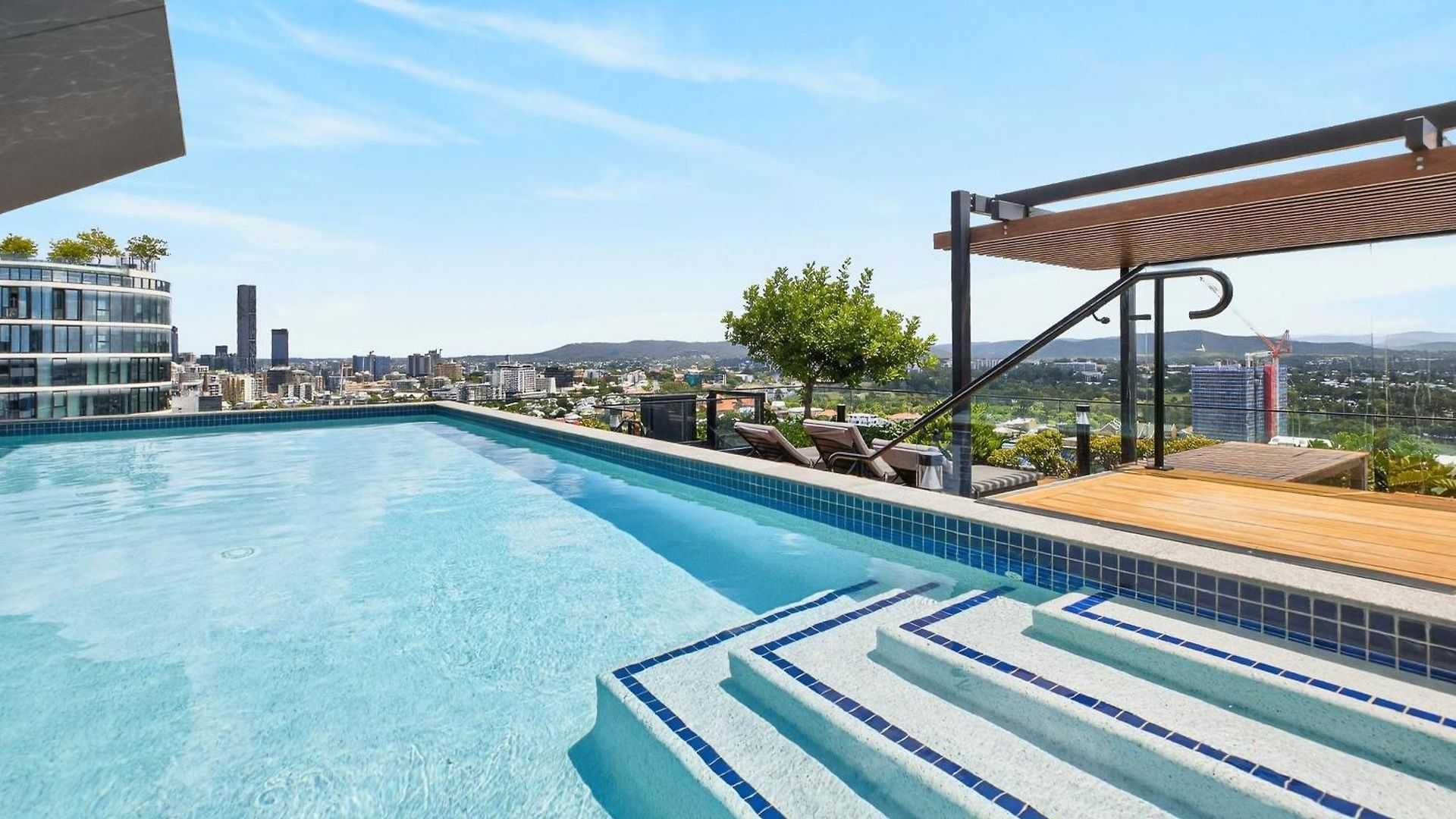 Apartment Rooftop Pool 2br In The Heart Of The Valley